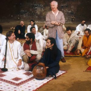 Peter Brook avec l'équipe du "Mahabharata"