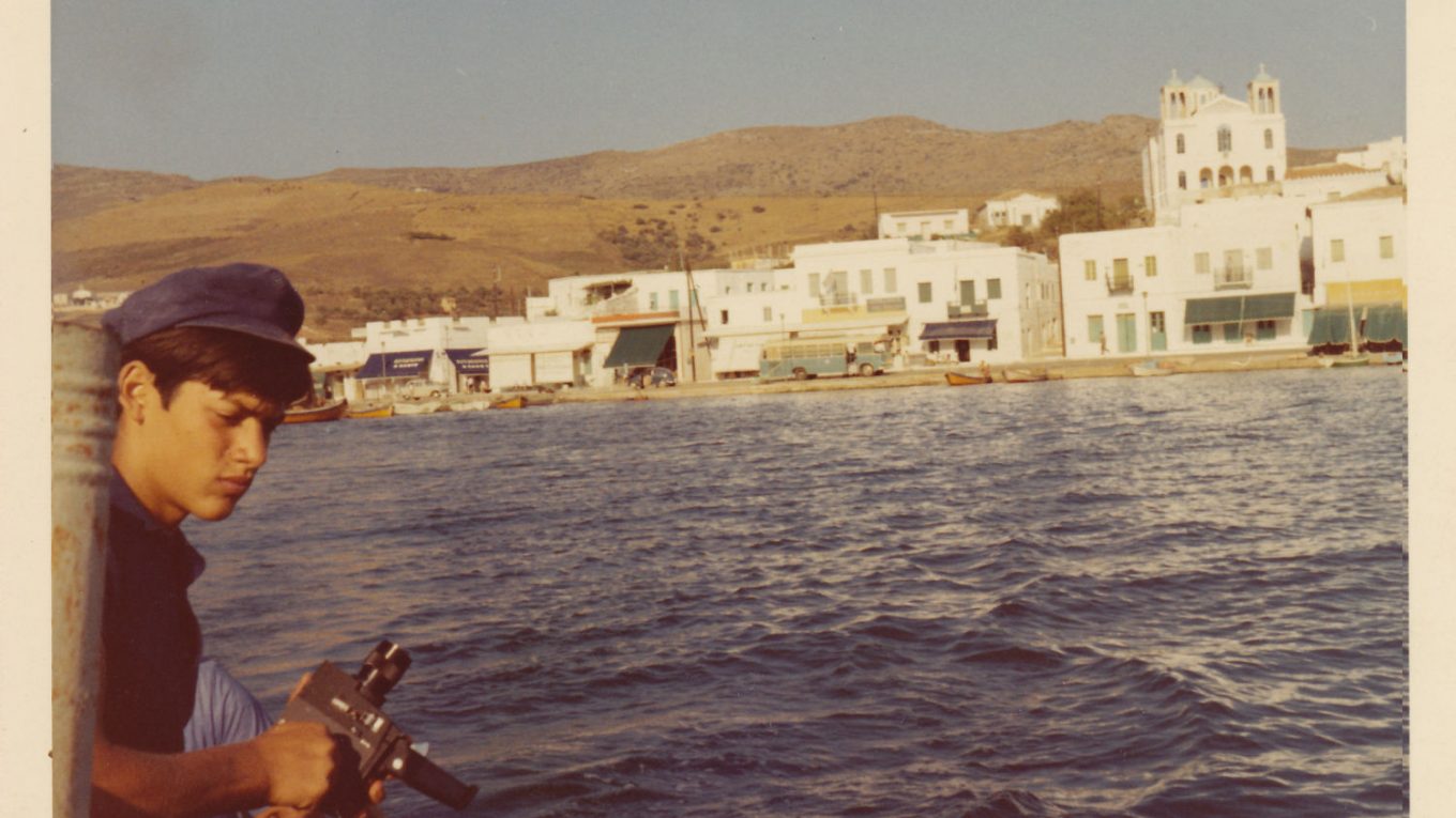 14 ans. Le petit port de pèche de Gavrio à Andros. Préparation attentive de la prochaine prise de vue.