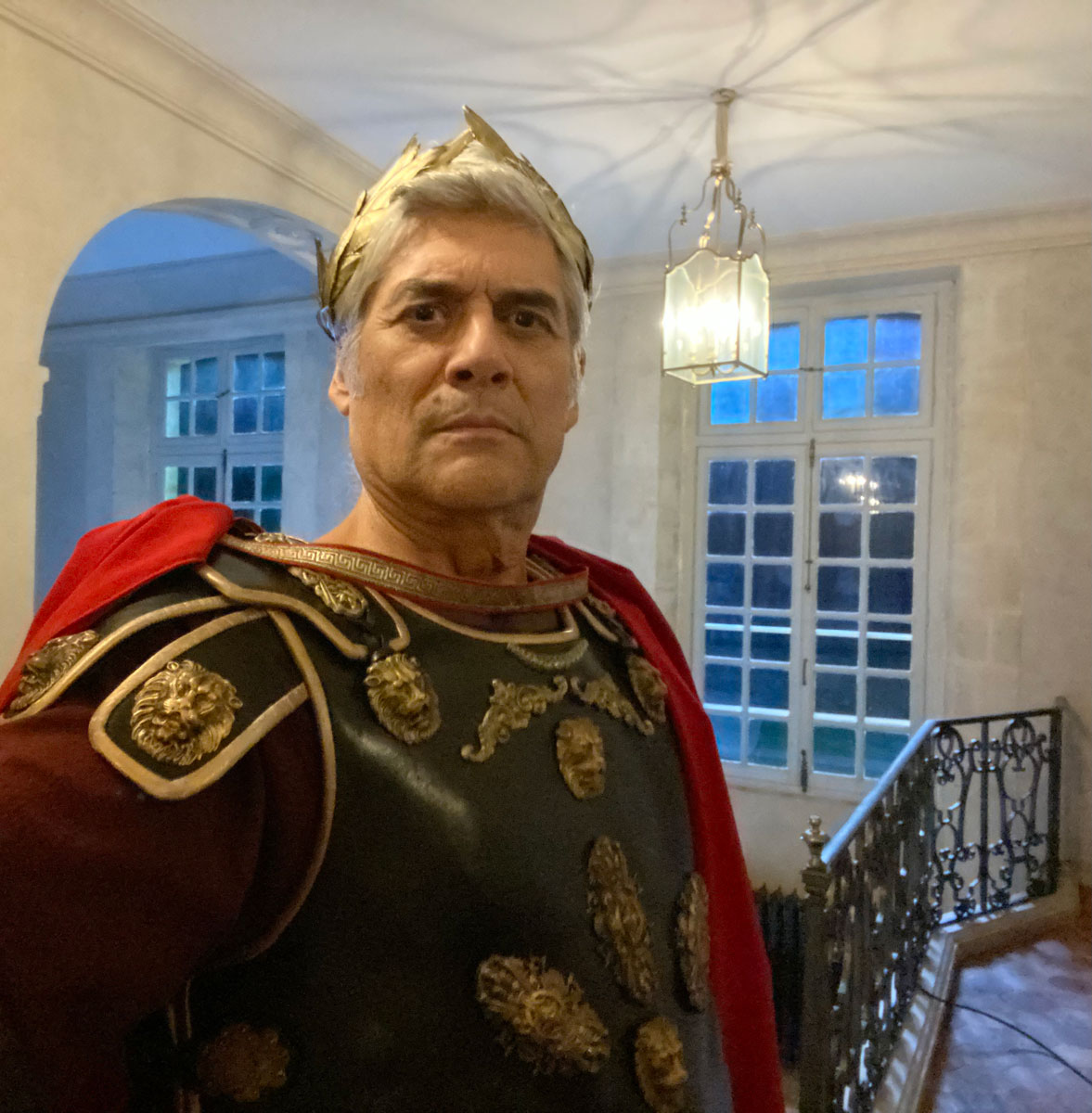 "Super-héros Malgré Lui" (Super hero despite himelf): Georges as Alain Belmont during a costume party for his character